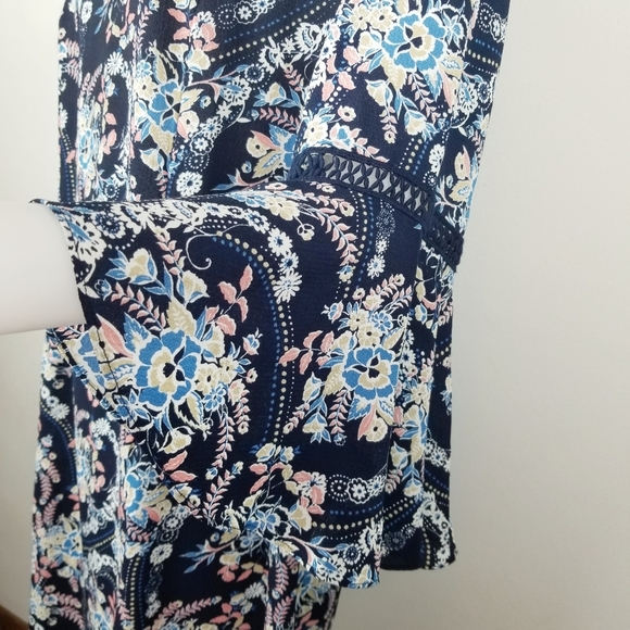 Westport 1X Blue Floral Bell Sleeve V-Neck - Picture 4 of 8